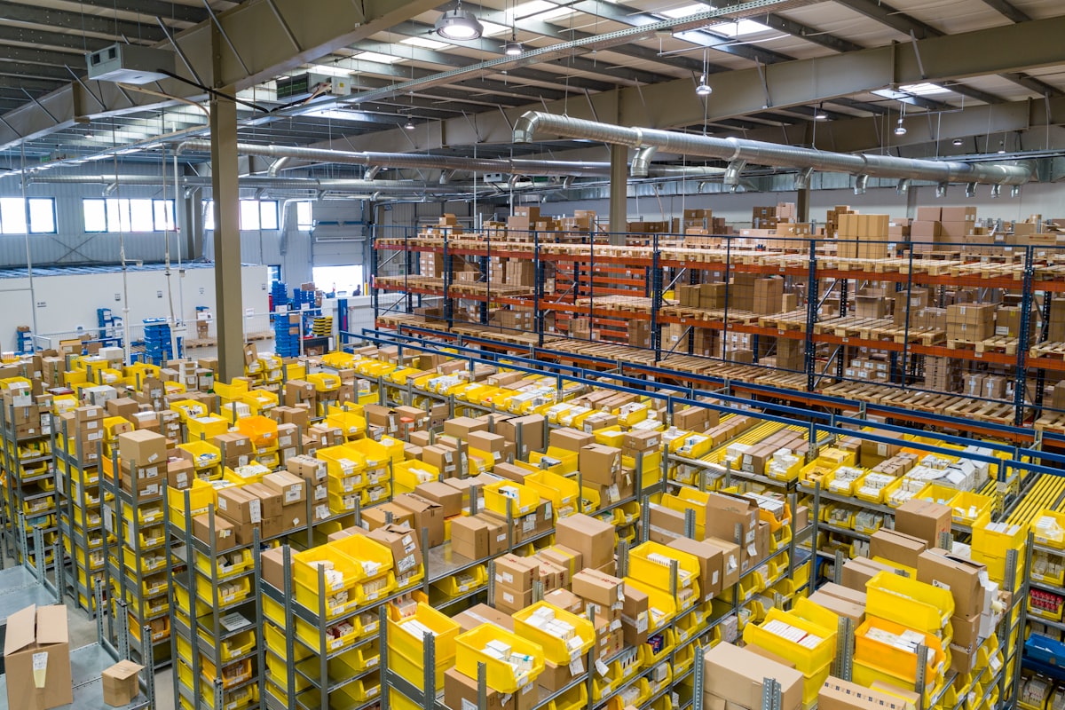 Almacén de fulfillment con estanterías organizadas